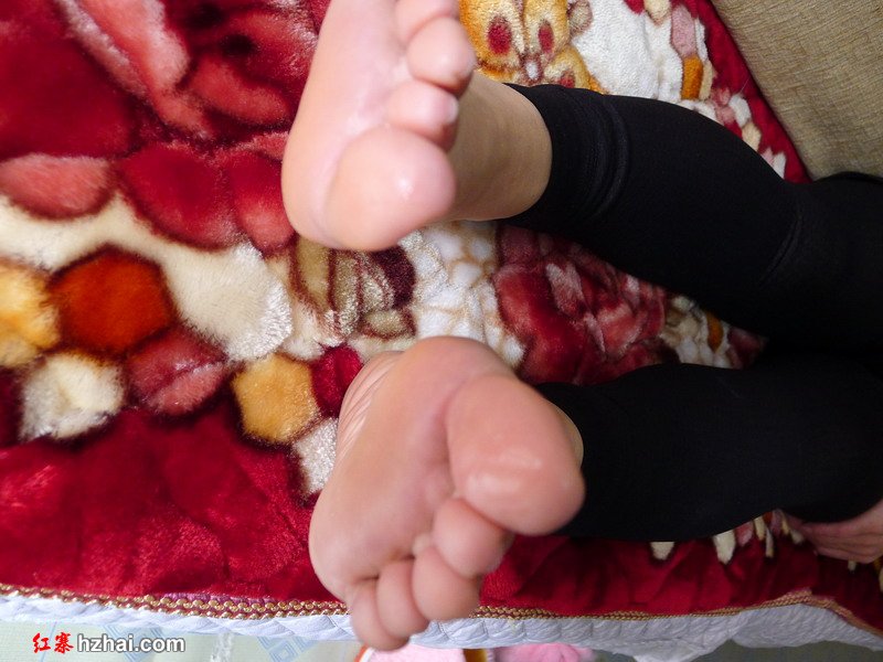 美脚少妇的诱人丫丫10.JPG
