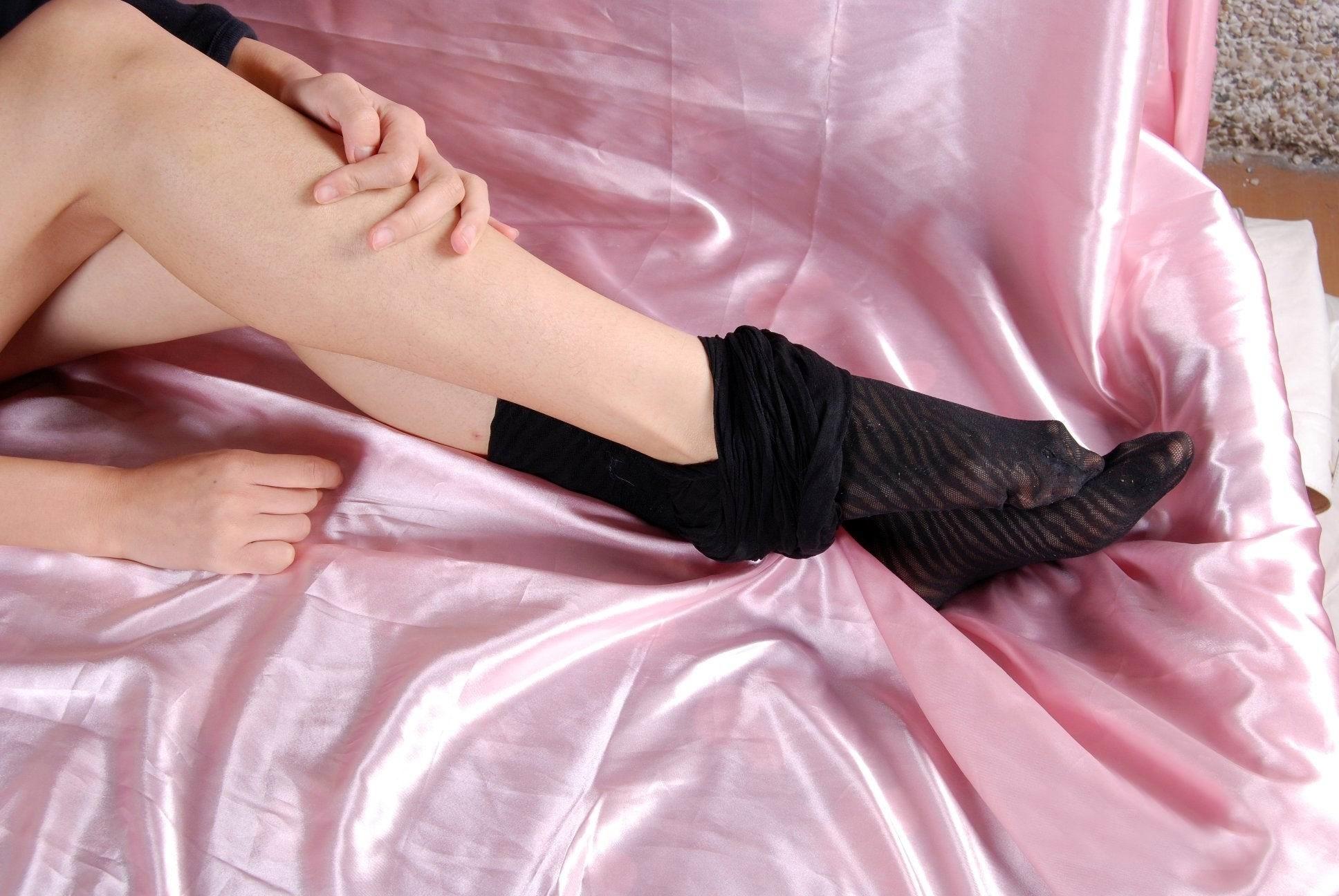 女友慢慢脱下她的横条黑丝  11.jpg