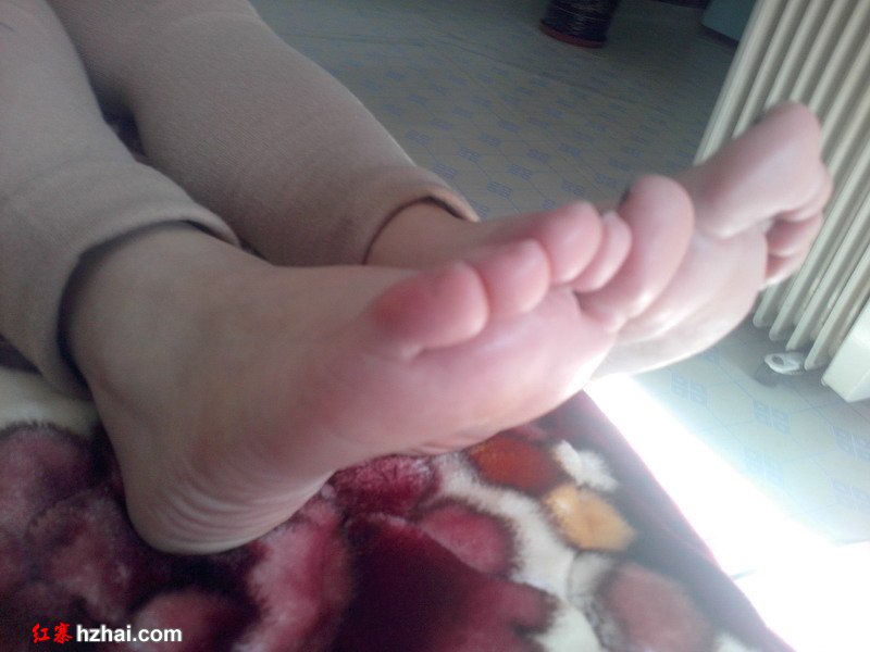娇美少妇之分红嫩脚底04.jpg