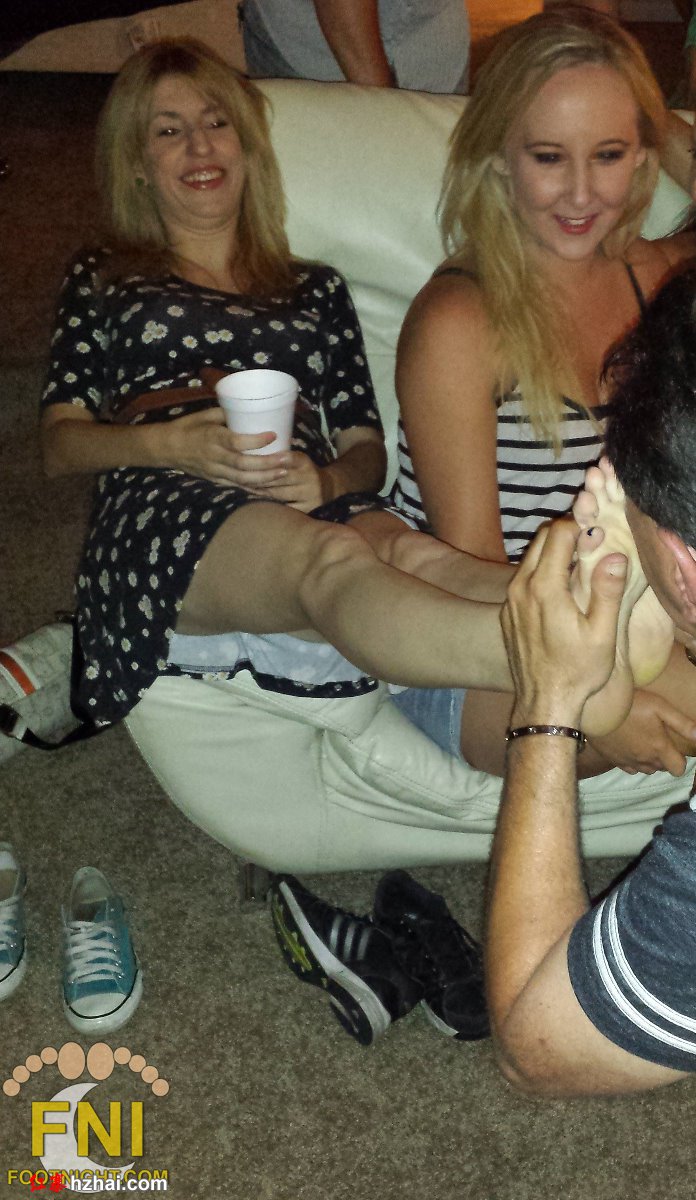 fnvegas_footsmellingparty30.jpg