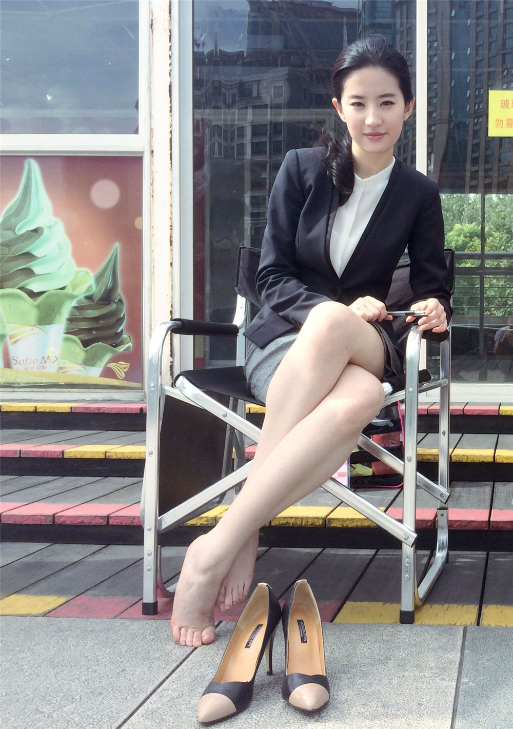 liuyifei_lozhifujiaoya-1_副本_副本.jpg